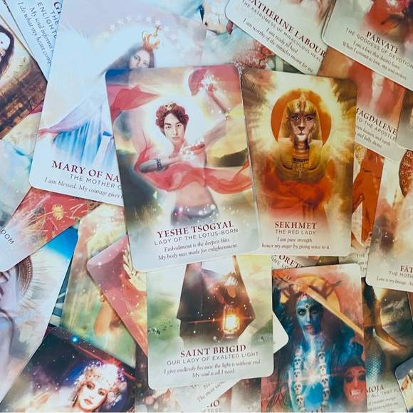 The Divine Feminine Oracle card deck - Picture 2 of 9